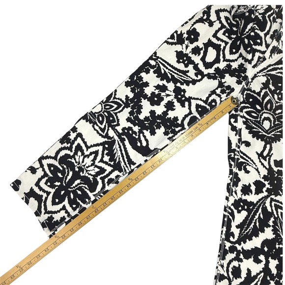 Chico's So Lifting Crop Pants 0.5 (S) Black White Floral Damask Slimming Stretch - Picture 8 of 8